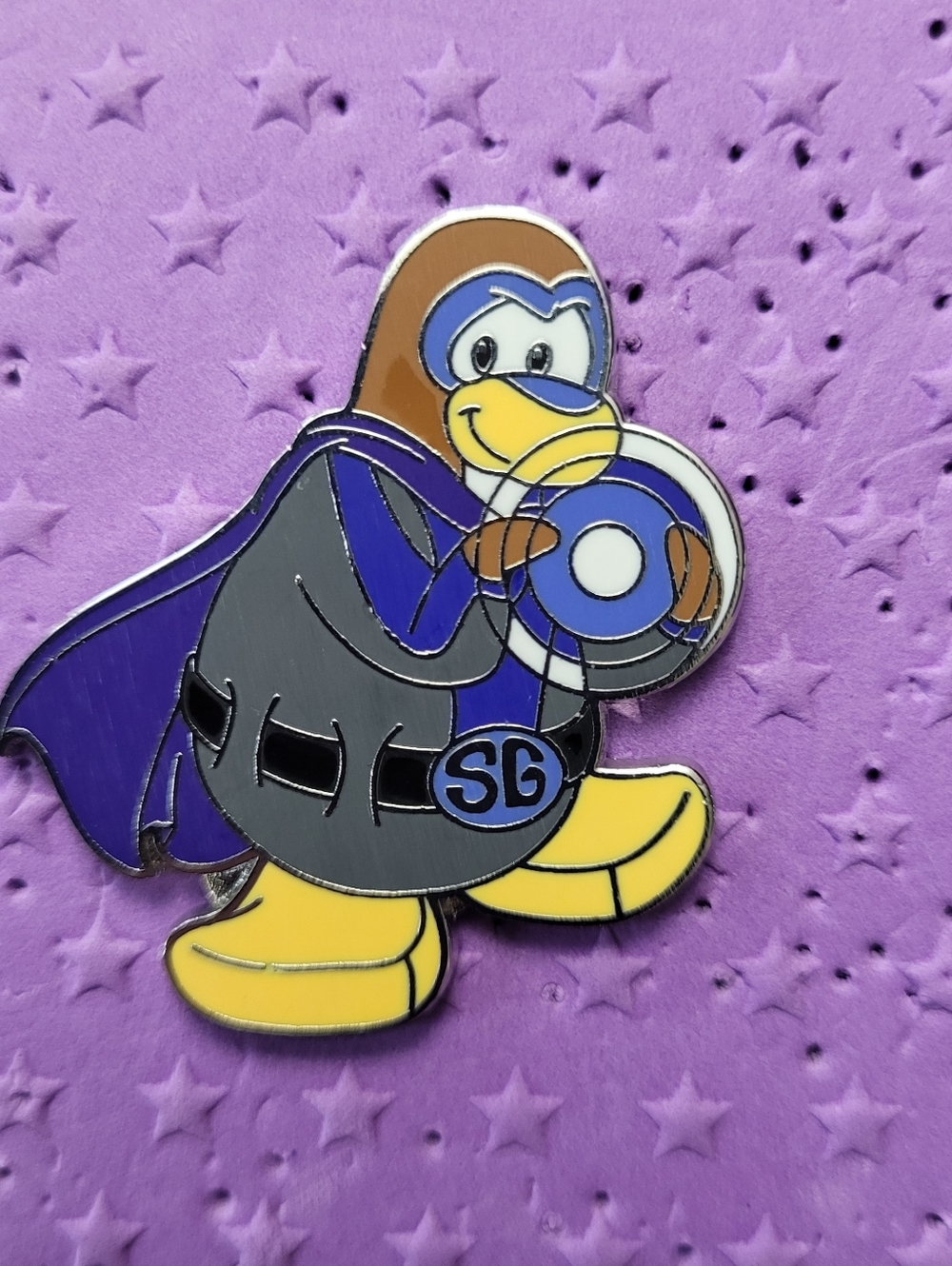 CLUB PENGUIN DISNEY PARKS MYSTERY PIN 2012